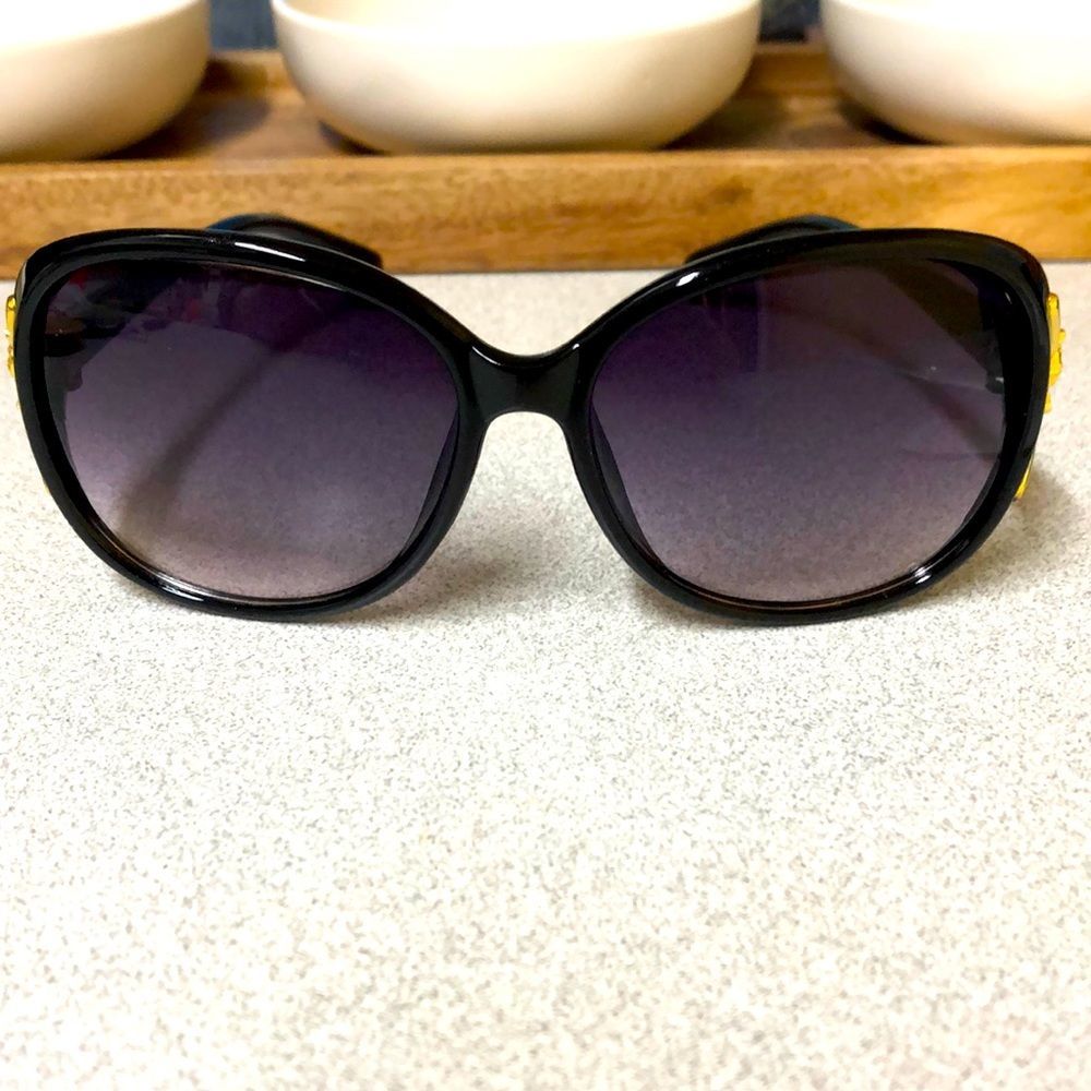 UV protected fox accent black sunglasses